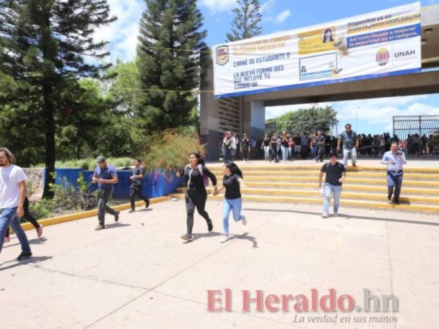 FOTOS: Así derribaron el portón principal estudiantes de la UNAH