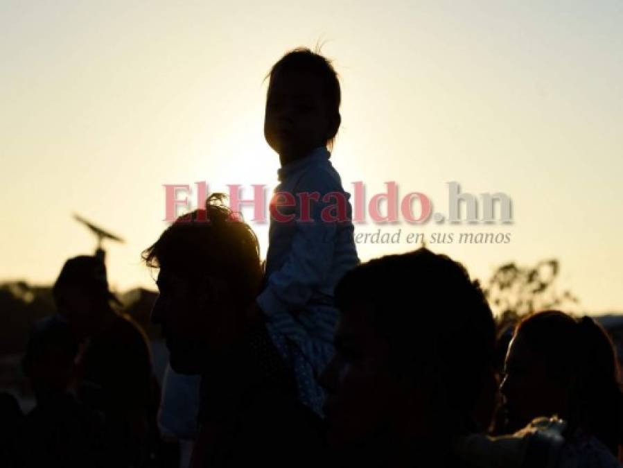 FOTOS: Desesperados, migrantes cruzan otra vez río Suchiate y llegan a México
