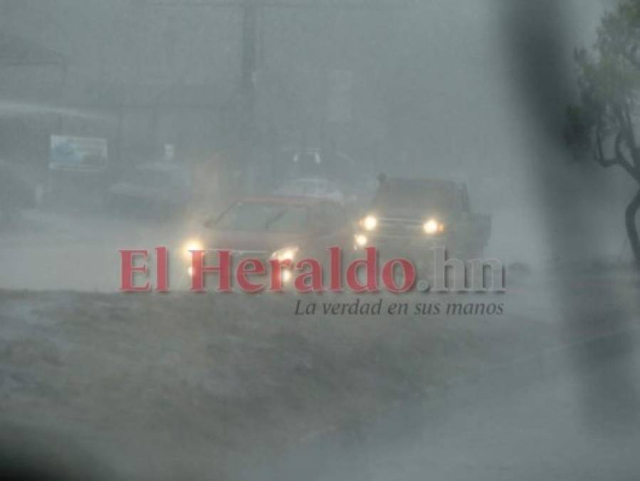 FOTOS: Postes caídos, mercados y calles inundadas, así permanecía la capital durante intensa lluvia