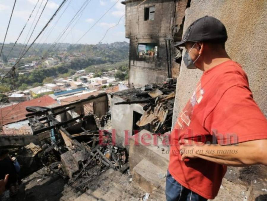 Afectados limpian escombros de casas reducidas a cenizas por incendio en colonia Divanna (FOTOS)