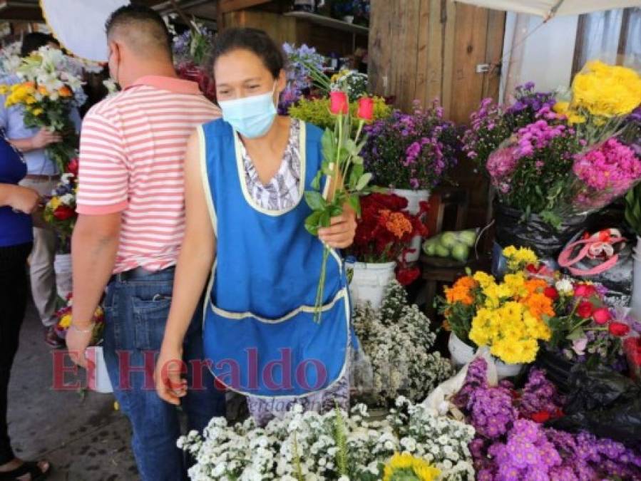 Flores, dulces y pastel: así festejan los capitalinos el Día de las Madres