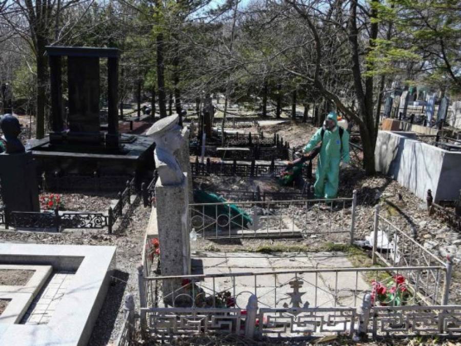 FOTOS: El coronavirus pone a prueba a los cementerios de Nueva York
