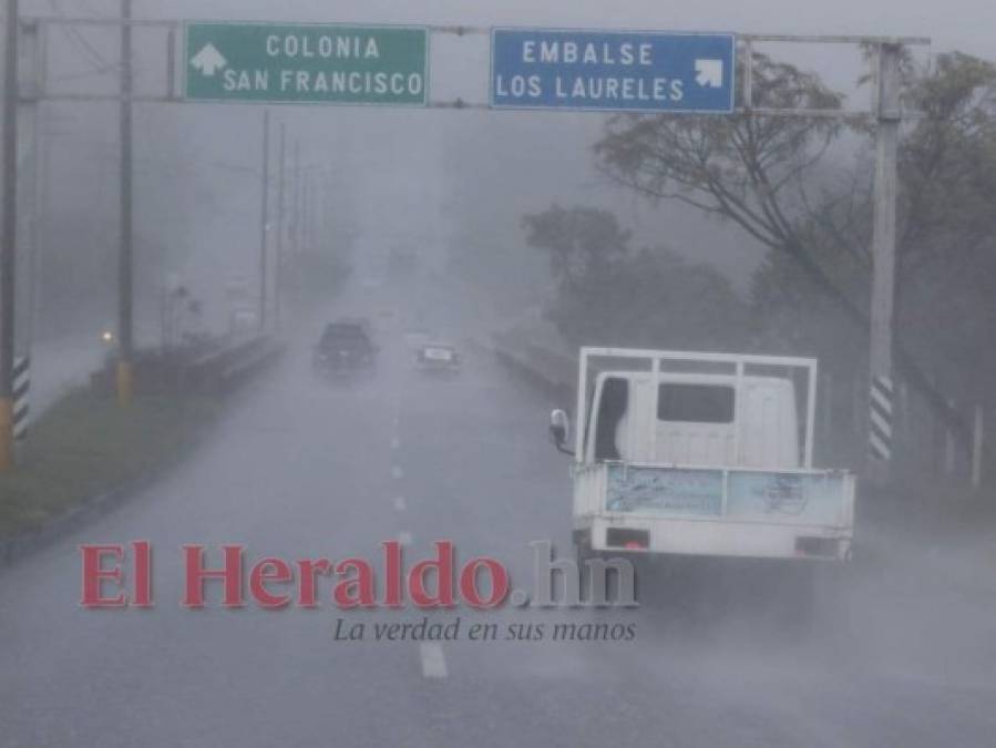 Imágenes de la fuerte lluvia que sorprendió este miércoles a los capitalinos