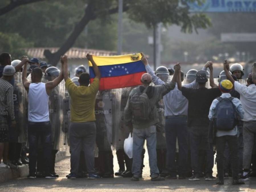 Militares venezolanos dispersan con gases lacrimógenos a manifestantes en puente fronterizo con Colombia