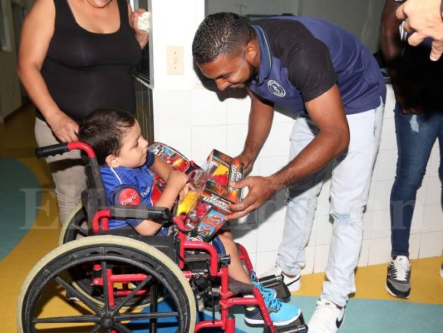 Motagua llena de alegría al pequeño José Luis Castellanos, un niño que sufre hemofilia