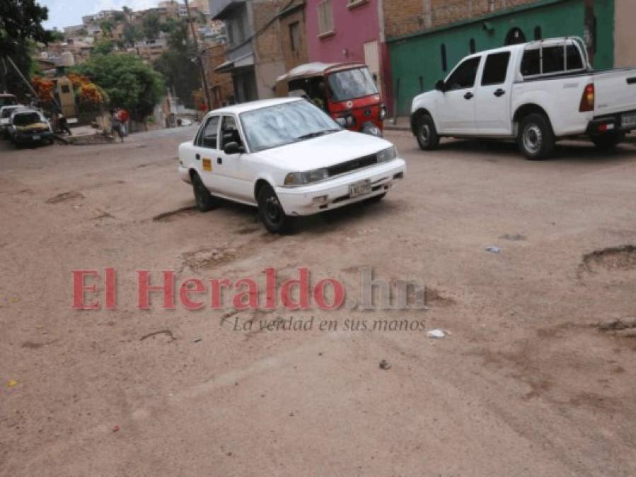 Cráteres, rajaduras y pozas: Así lucen las calles olvidadas en la capital (Fotos)