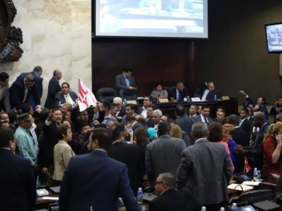 FOTOS: Empujones y gritos durante zafarrancho en el Congreso Nacional  
