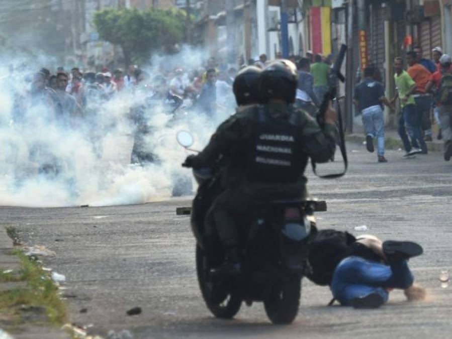 Militares venezolanos dispersan con gases lacrimógenos a manifestantes en puente fronterizo con Colombia