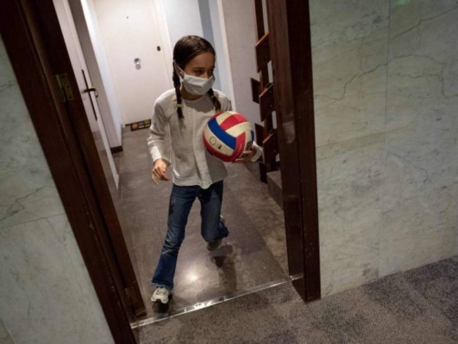 Tras seis semanas de encierro, los niños españoles salen a tomar el aire