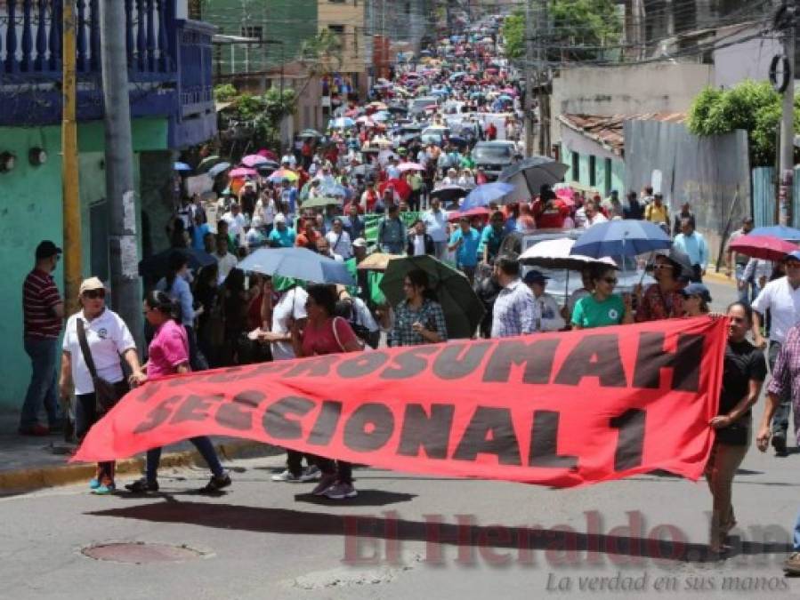 FOTOS: Médicos, empleados de Hondutel y docentes paralizan la capital en jornada de protestas