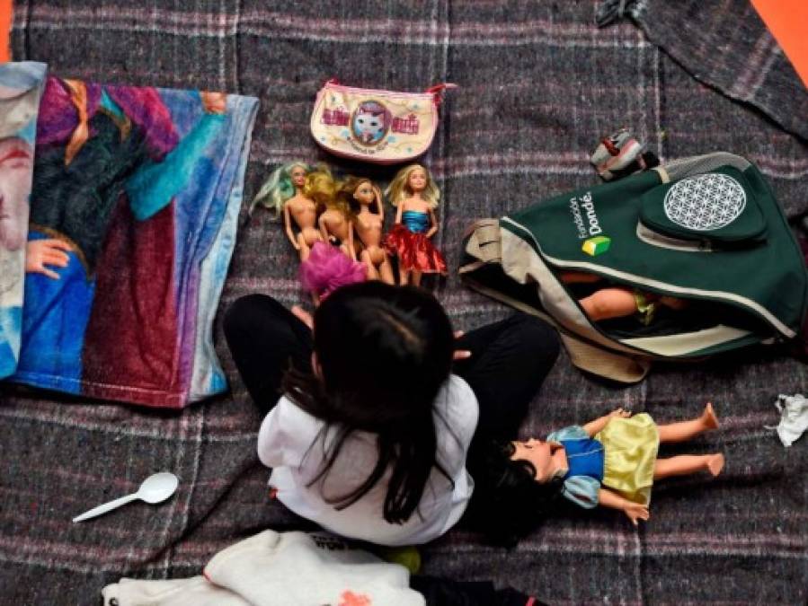 Niños de la caravana migrante olvidan su dura realidad gracias a los juguetes