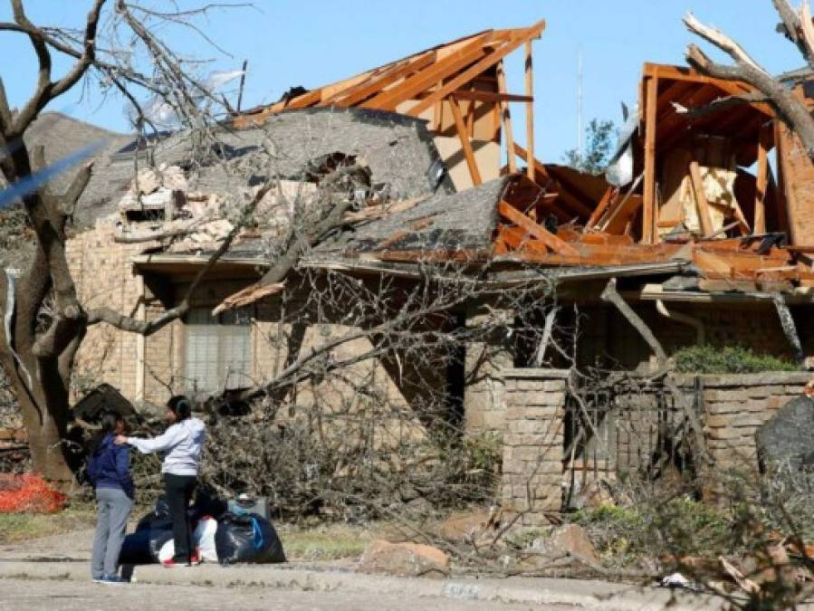 FOTOS: Pánico y destrucción genera potente tornado en Dallas, Texas