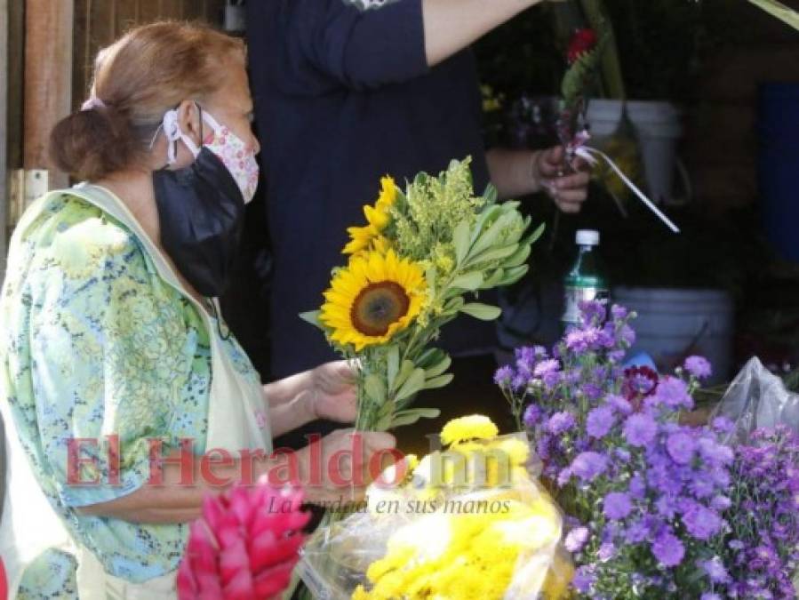 Flores, dulces y pastel: así festejan los capitalinos el Día de las Madres