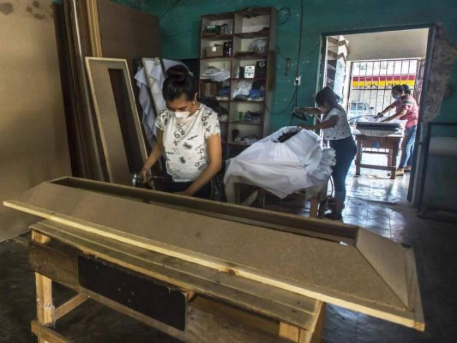 Fabricante de ataúdes en sureste de México ve mayor demanda ante pandemia