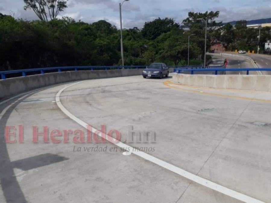 Instalan barreras de concreto a la altura del Aeropuerto Internacional Toncontín