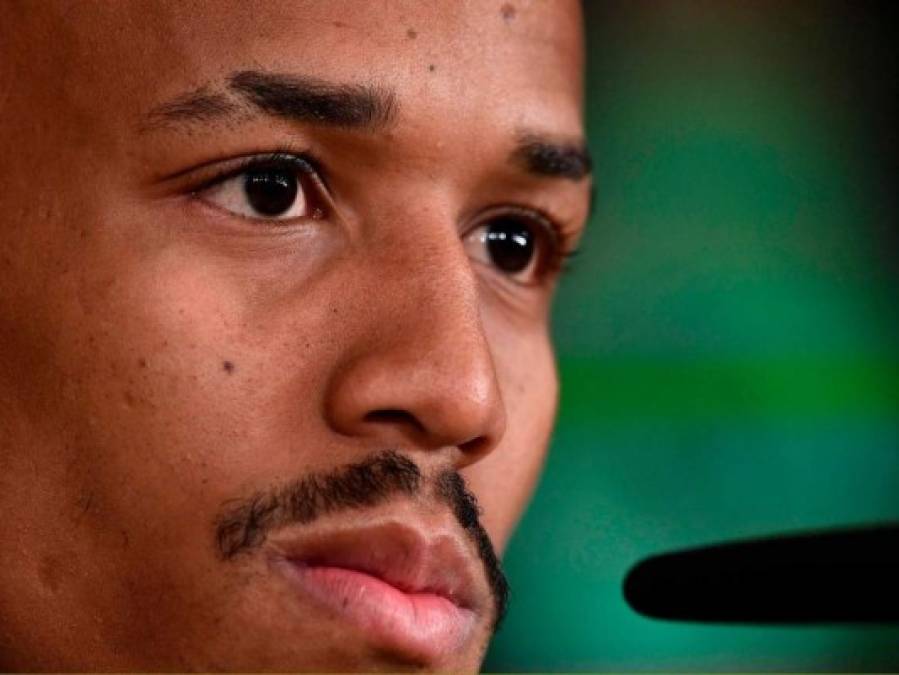 FOTOS: ¡Casi se desmaya! Así fue la peculiar presentación de Éder Militao con el Real Madrid