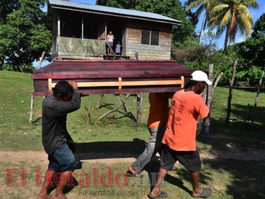 En imágenes, el desgarrador momento en el que familiares despiden a víctimas de naufragio en La Mosquitia