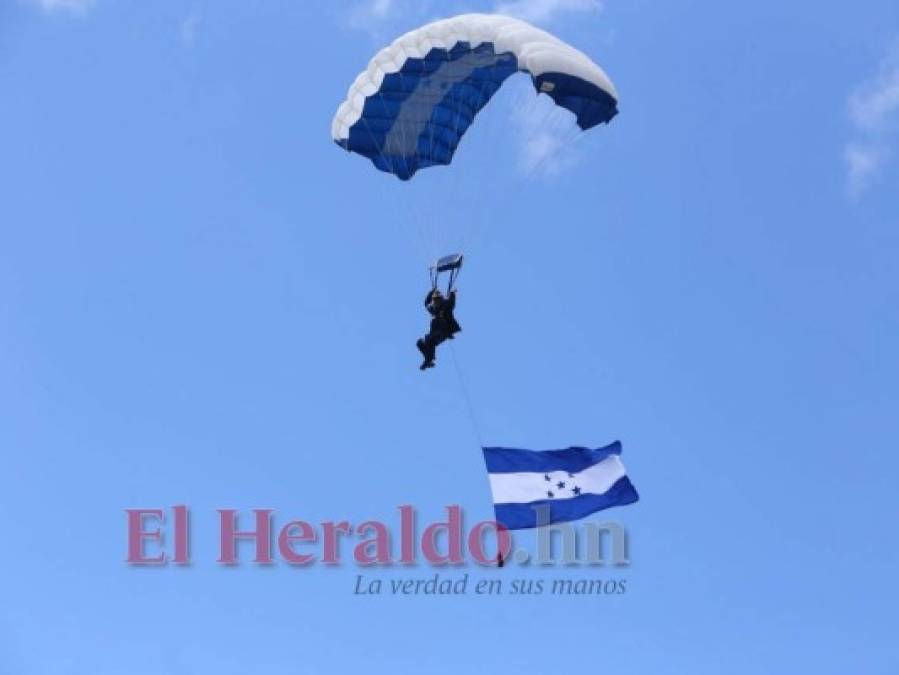 Júbilo y adrenalina: así fue el espectáculo de paracaidismo en el Bicentenario