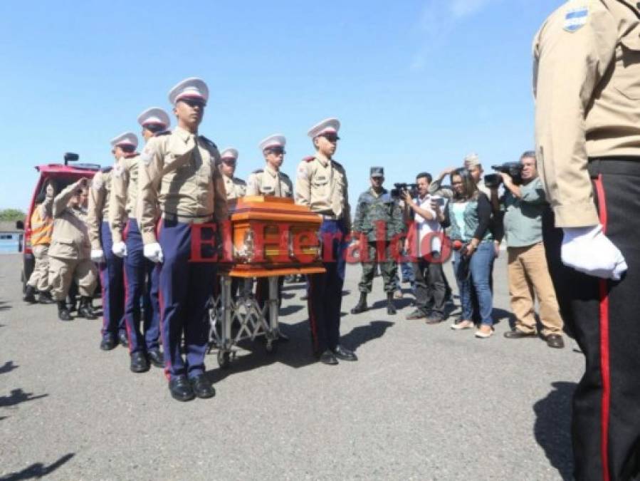 El emotivo recibimiento de los restos del bombero Óscar Madrid, tercer héroe nacional víctima de incendio