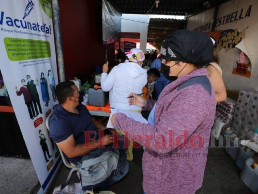 Así fue el inicio de la vacunación anticovid en mercados capitalinos (Fotos)