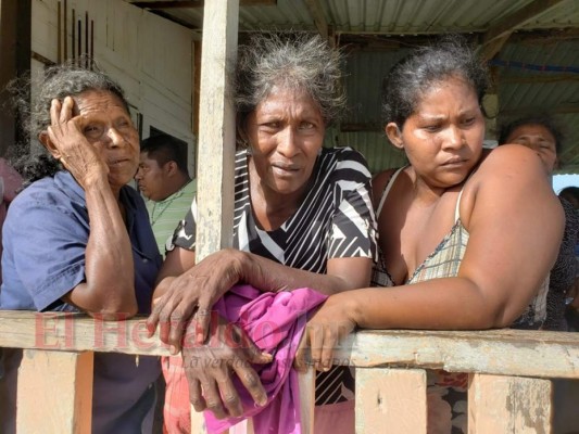 FOTOS: Los rostros de impotencia y dolor de familiares de víctimas del naufragio en La Mosquitia