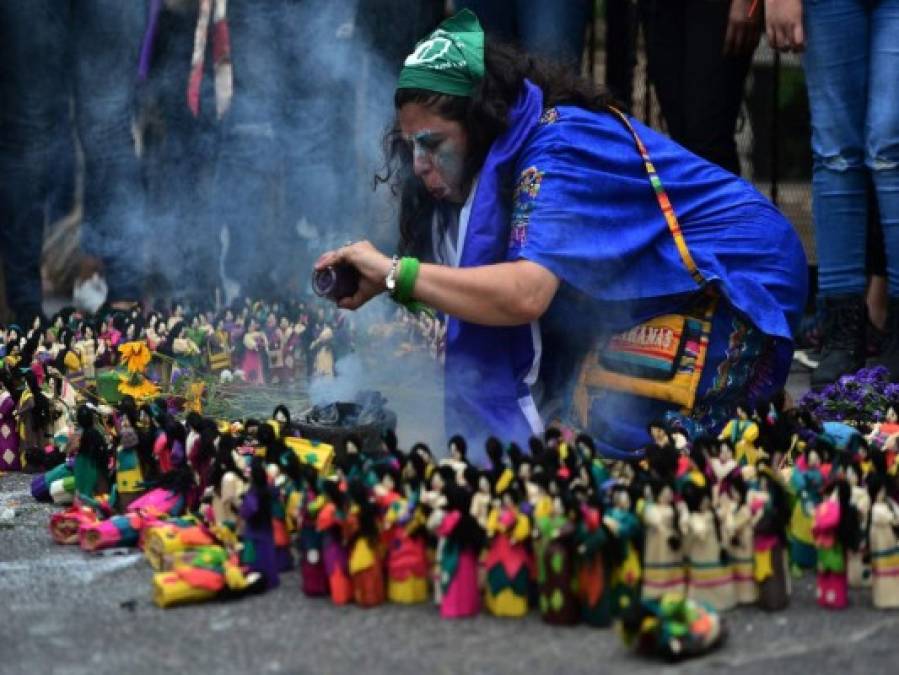 FOTOS: Con quema de monigotes, hondureñas celebran día contra la violencia hacia la mujer