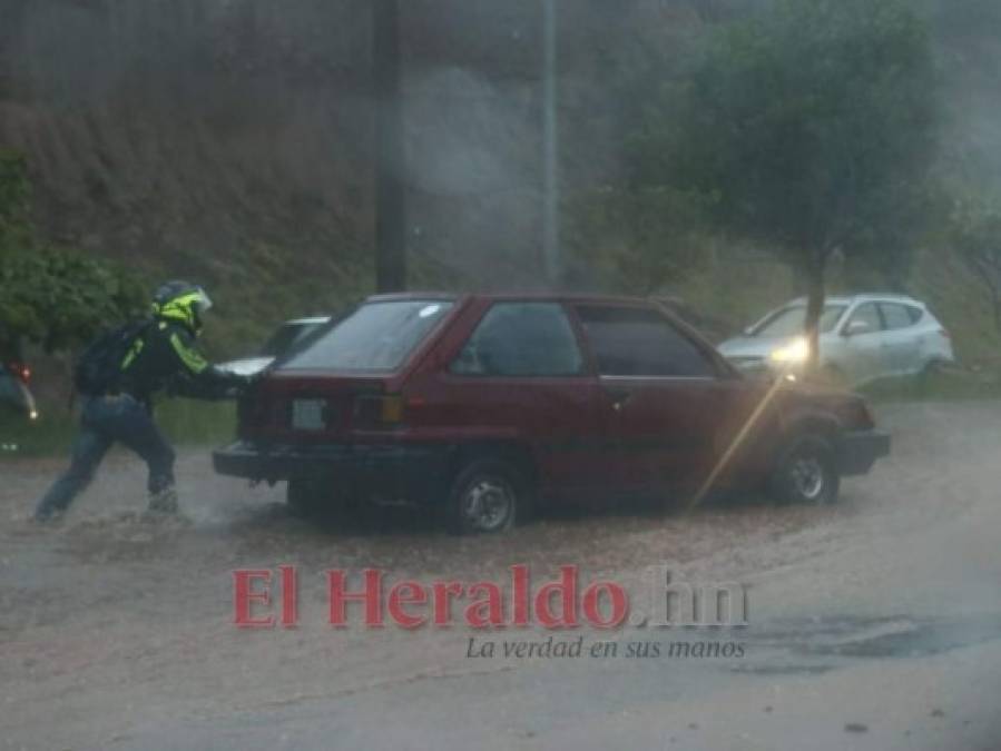 Calles convertidas en ríos y autos atrapados dejan las lluvias en la capital