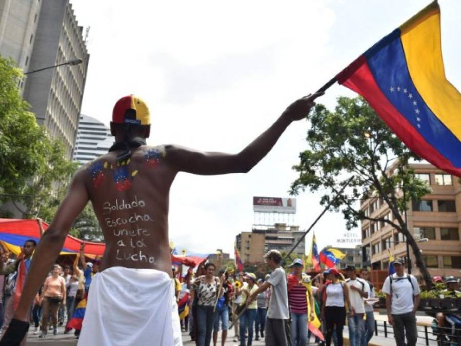 FOTOS: Las marchas de la oposición y el chavismo en Venezuela tras el apagón masivo