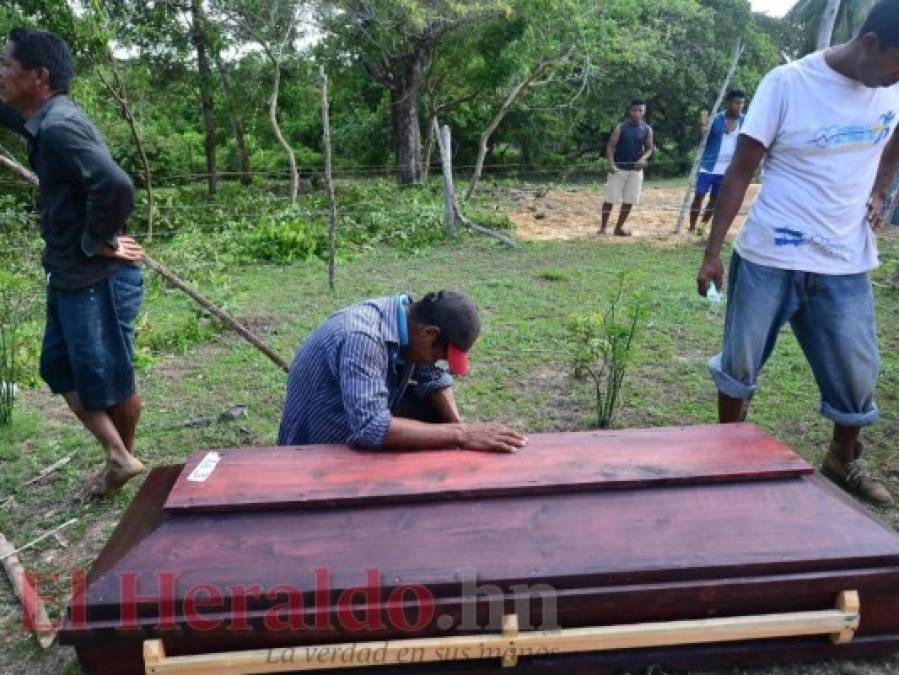 En imágenes, el desgarrador momento en el que familiares despiden a víctimas de naufragio en La Mosquitia