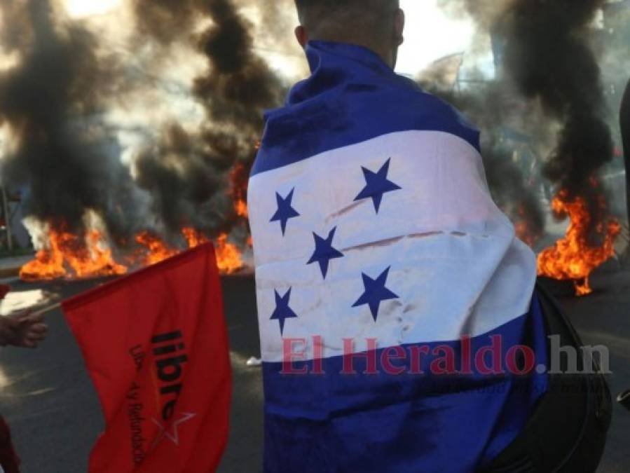 FOTOS: Oposición quema llantas e impide el paso en el bulevar Juan Pablo II de la capital