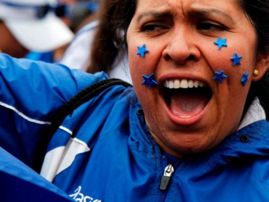 Los aficionados catrachos llegan a gritar por la Selección de Honduras