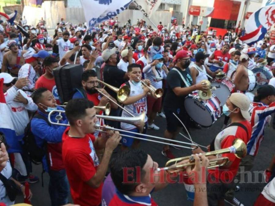 Euforia, música y pólvora: así recibió la Ultra Fiel al Olimpia (FOTOS)