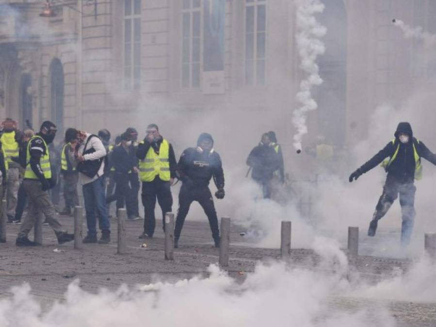 FOTOS: Caos y destrucción en París tras otro día de protestas de los chalecos amarillos