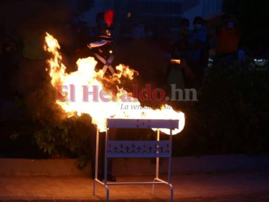 Solemnidad y patriotismo en el inicio de fiestas Patrias en Honduras (FOTOS)