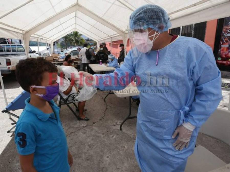 Centros de triaje vacíos e intensas labores de brigadas médicas en la capital (FOTOS)