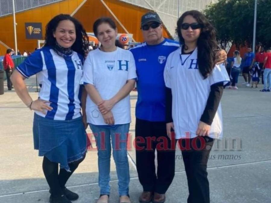 Bellas aficionadas catrachas se roban las miradas en el BBVA Compass para el Honduras-Qatar