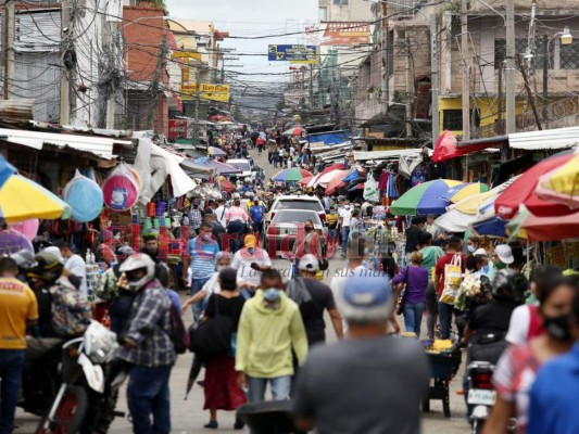 FOTOS: Higiene, distancia y ventas en primer día de reapertura en la capital