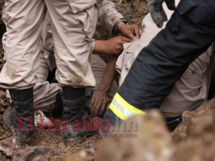 Las dramáticas imágenes del rescate de dos soterrados en Las Acacias