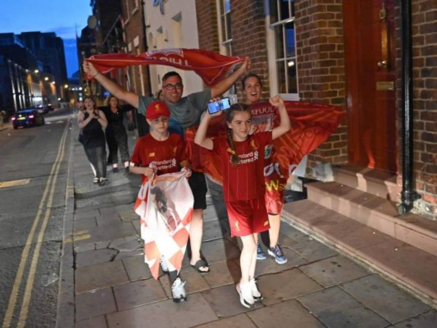 ¡Se les olvidó la pandemia! Miles celebran el título del Liverpool