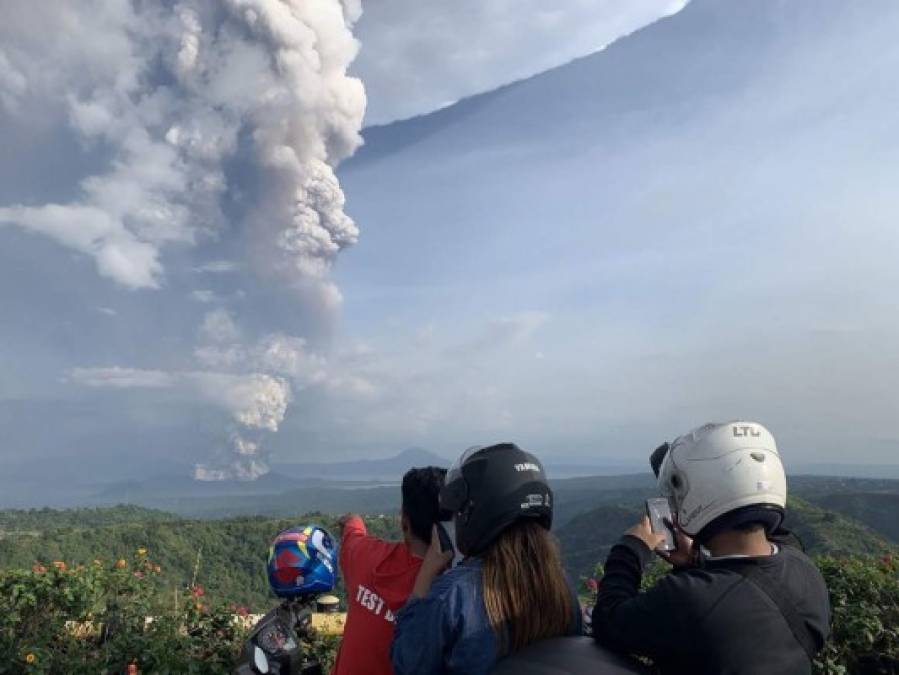 La imponente y terrorífica columna de cenizas del volcán en Filipinas