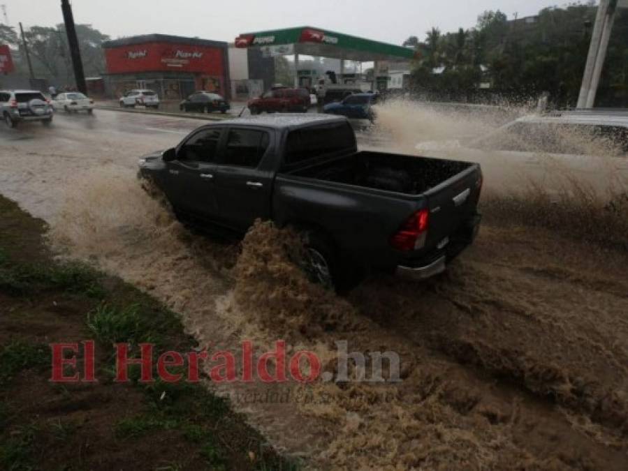 Imágenes de la fuerte lluvia que sorprendió este miércoles a los capitalinos