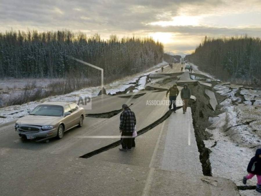 Los destrozos que dejó el potente sismo registrado en Alaska