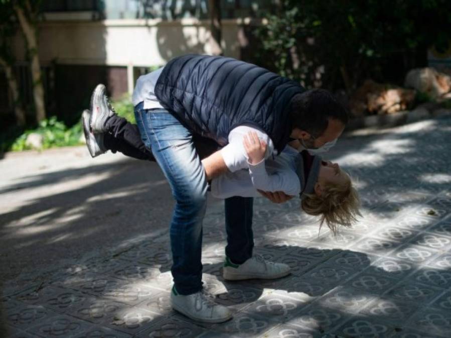 Tras seis semanas de encierro, los niños españoles salen a tomar el aire