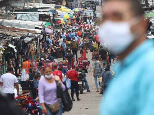 FOTOS: Abarrotados los mercados capitalinos en jornada de abastecimiento