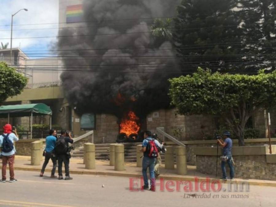 FOTOS: Así quedó la Embajada de Estados Unidos en Honduras tras ser quemada