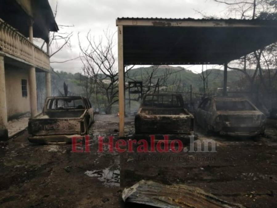 (FOTOS) Carros calcinados, casas dañadas y cenizas: así quedó escena tras accidente en salida al sur de Honduras
