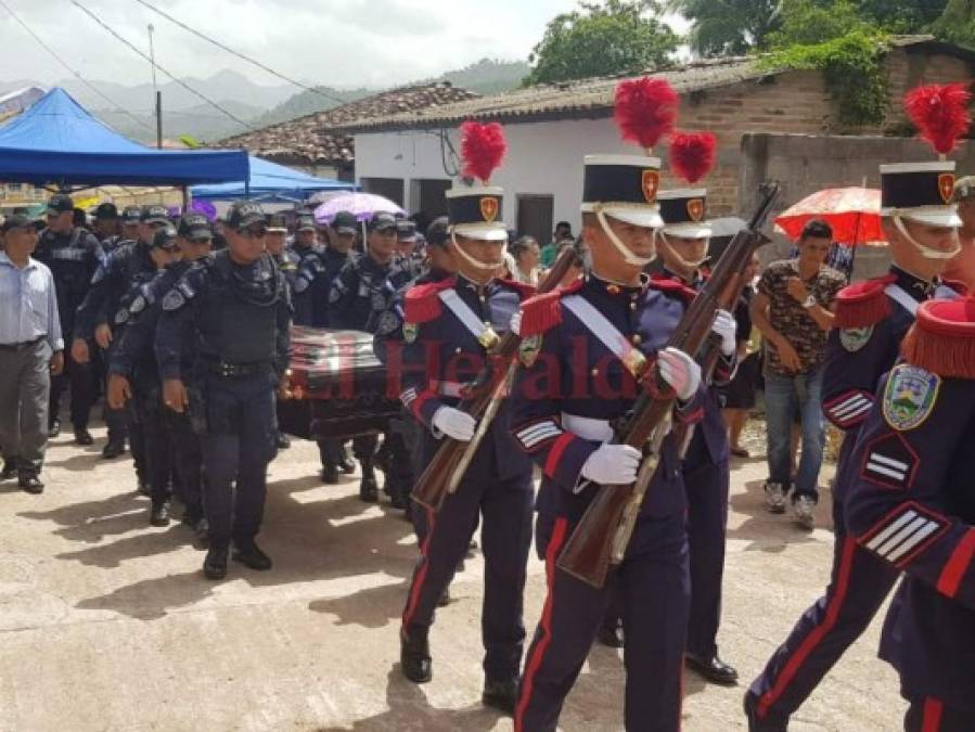 Así fue el entierro de Milton Flores Rivera, el policía que murió durante un enfrentamiento en Cuyamel, Olancho
