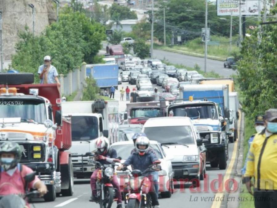 Los destrozos que dejó la triple colisión registrada en el anillo periférico