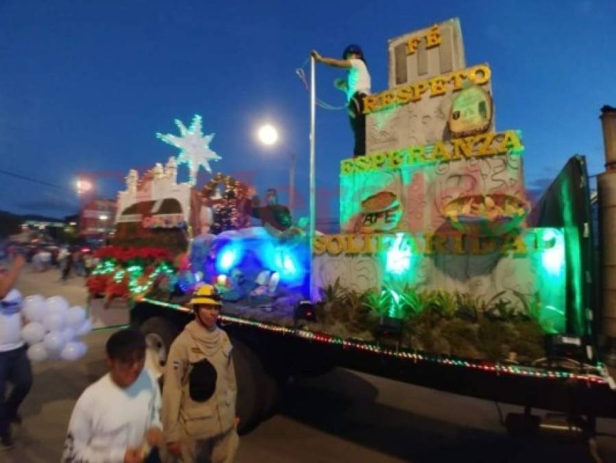 FOTOS: Coloridas carrozas engalanan la Navidad Catracha en la capital