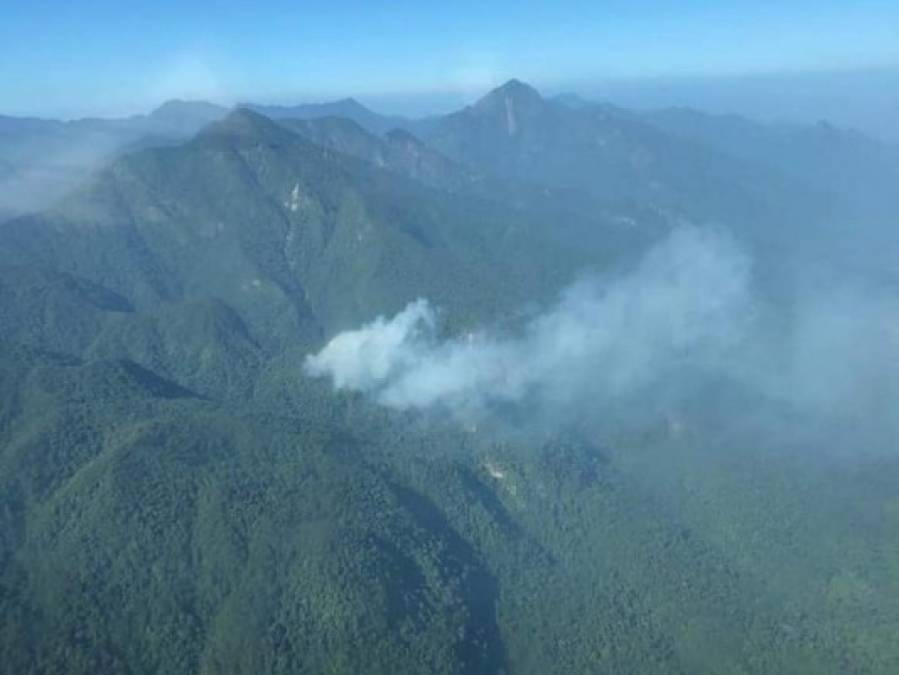Imágenes aéreas muestran el extraño humo que sale de Pico Bonito